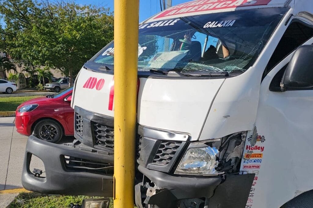 La combi de Cancún quedó sobre un camellón y dejó a dos pasajeros lesionados