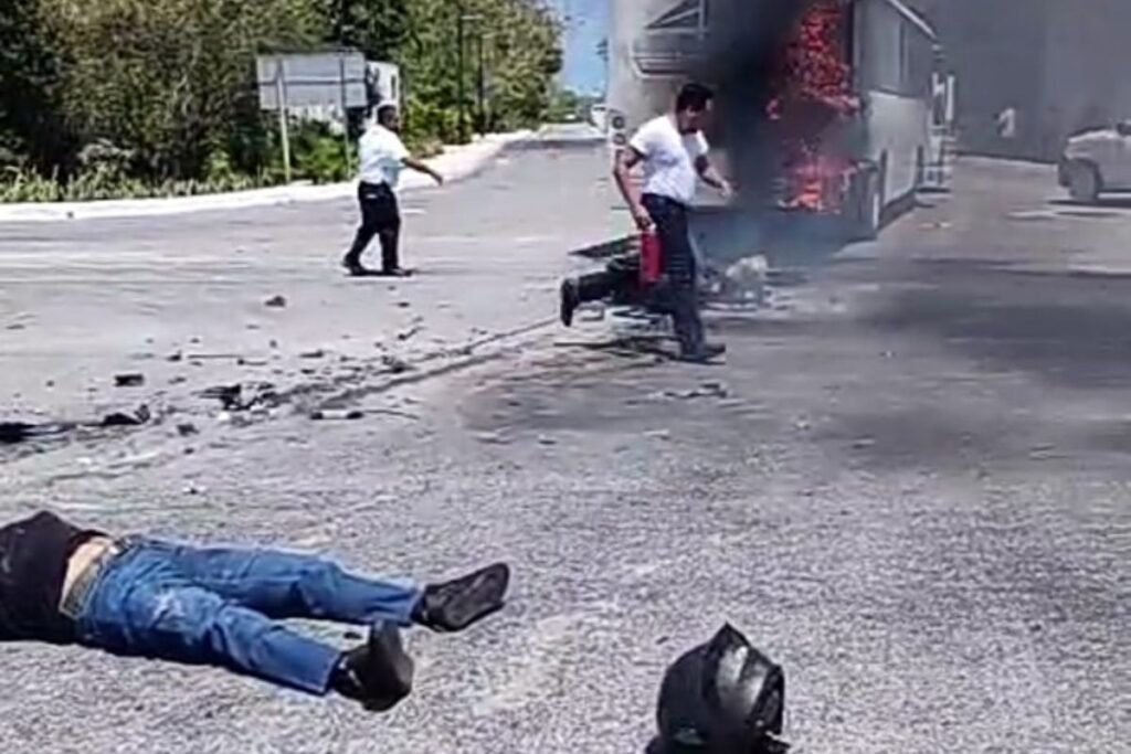 Un motociclista murió tras impactarse contra un autobús en el tramo Cancún-Puerto Morelos. La unidad explotó y el fuego paralizó la carretera