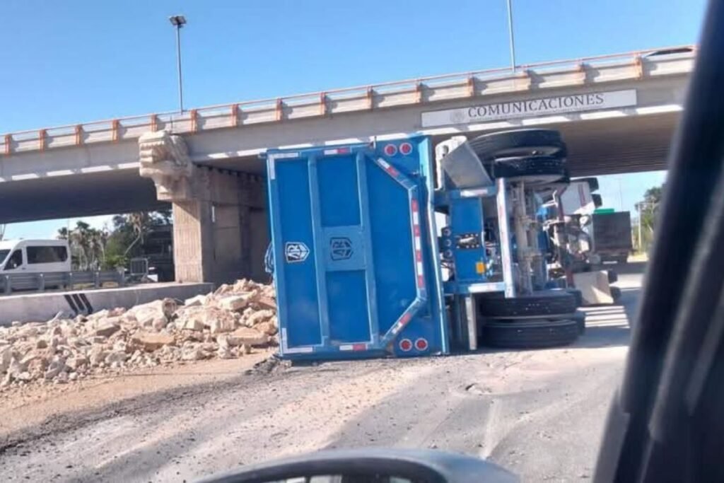 Volcadura en Cancún provoca tráfico, cierre parcial del boulevard Colosio y varios lesionados. ¡Evita la zona si puedes!