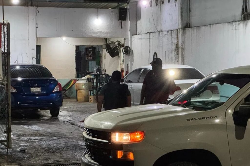 Un cateo en la región 221 de Cancún dejó a tres personas detenidas y varias mochilas aseguradas por autoridades federales