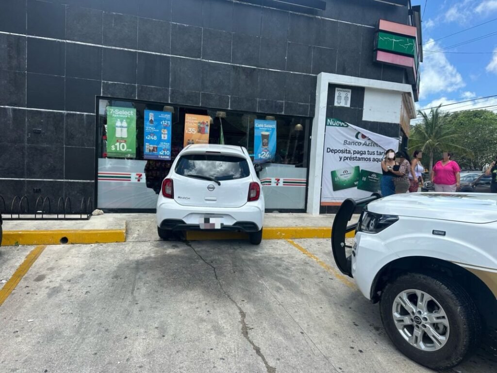 Un inesperado choque en Cancún sorprendió a un cliente que desayunaba tranquilo en una tienda; el auto terminó incrustado en el ventanal