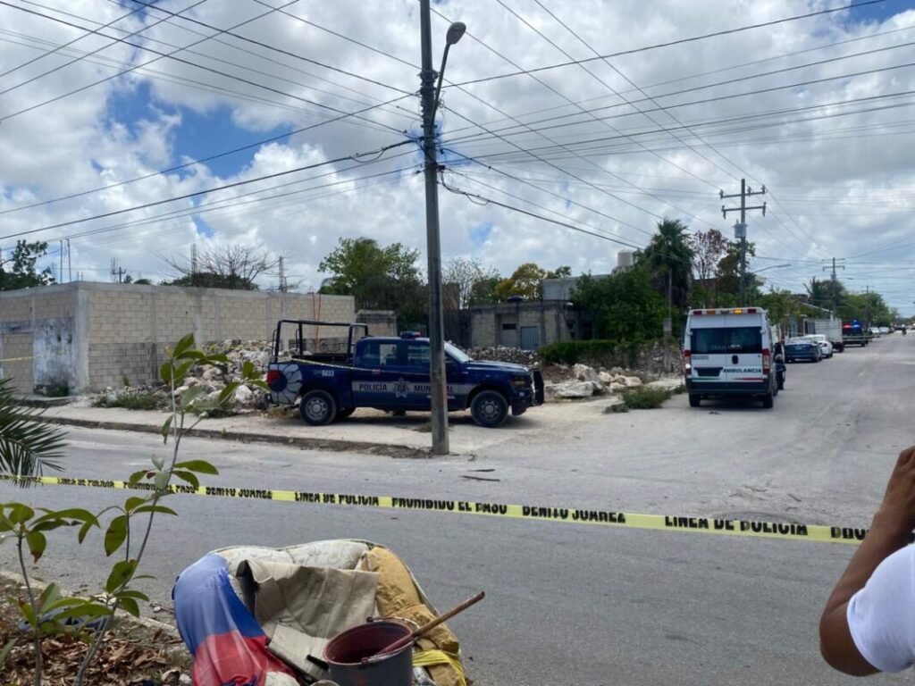 Una mujer ejecutada en Cancún fue encontrada este sábado en un lote baldío de la Región 227. La zona fue acordonada por las autoridades
